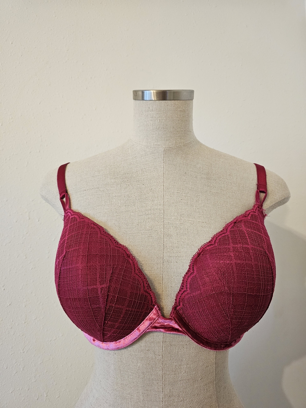 Victoria's Secret Raspberry Lace Plunge Bra